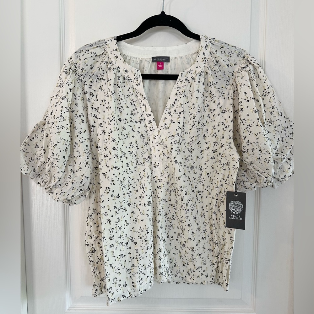 NWT Vince Camuto Lined Blouse Size Small. V-Neck, Elastic Short Puff Sleeve